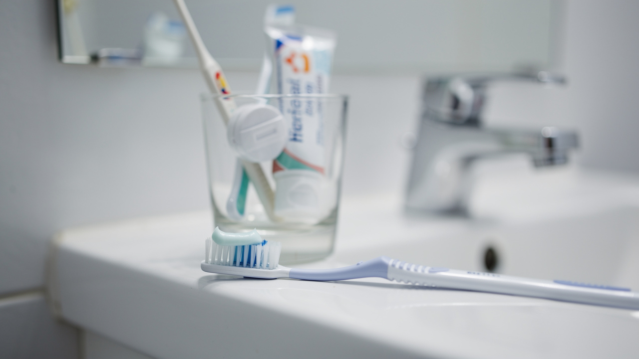 master-cleaning-plaque-off-teeth-steps-for-a-healthier-smile